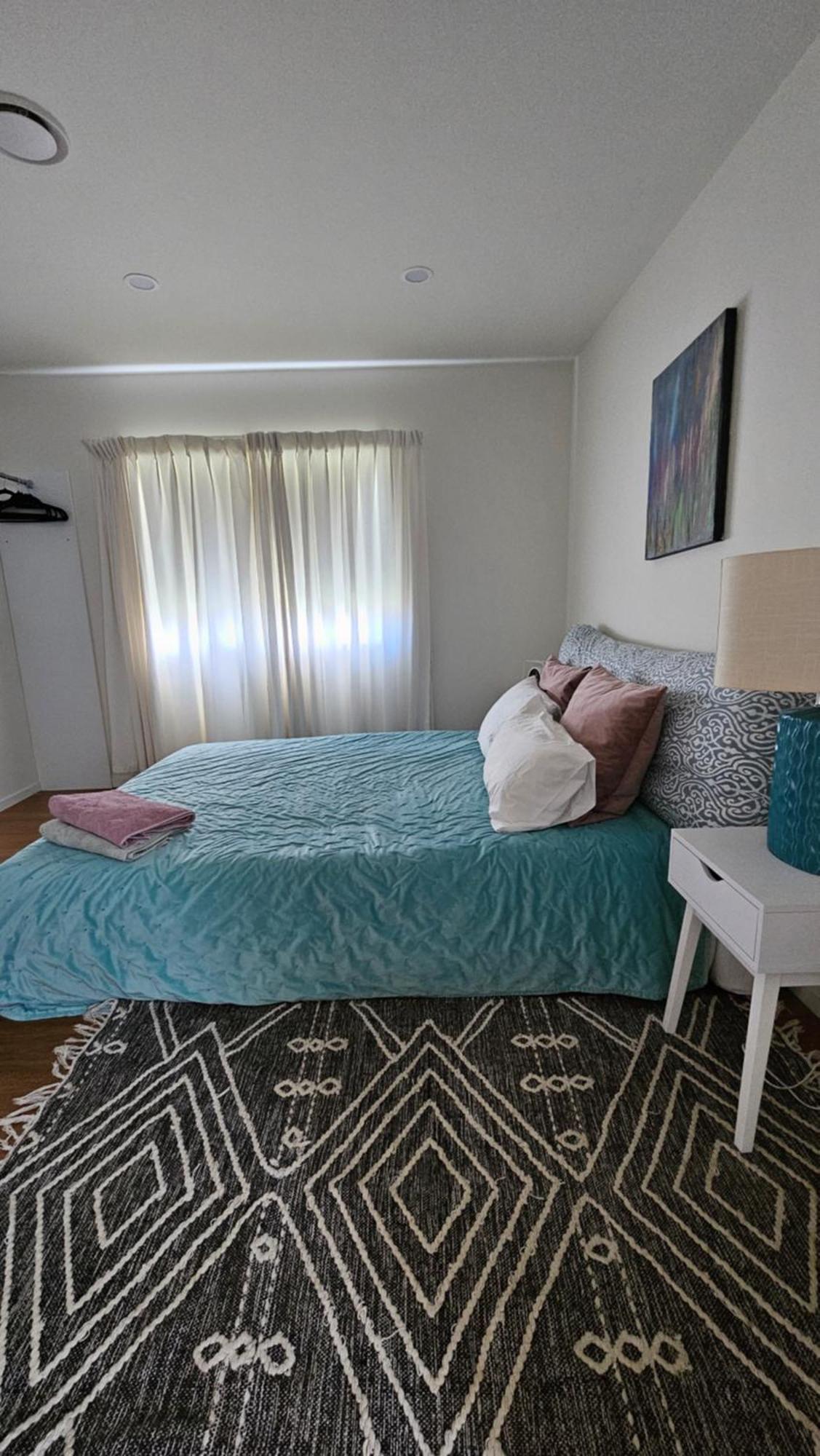 This Fabulous, Single-Level 3 Plus 1 Small Room With Folding Sofa Home Окленд Экстерьер фото